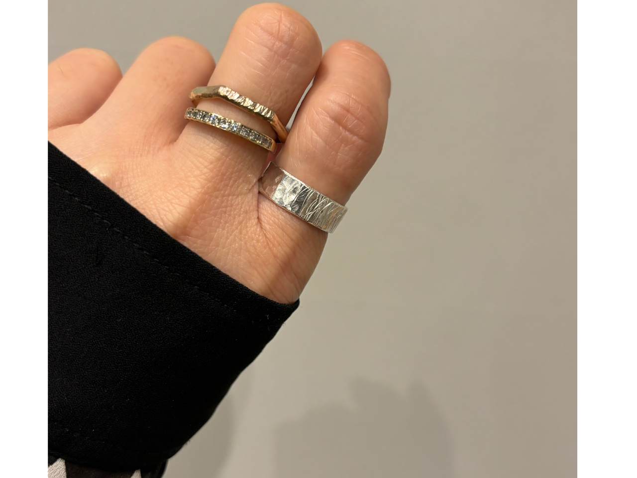 シルプル目のリングを重ね付けが今はおシャレ