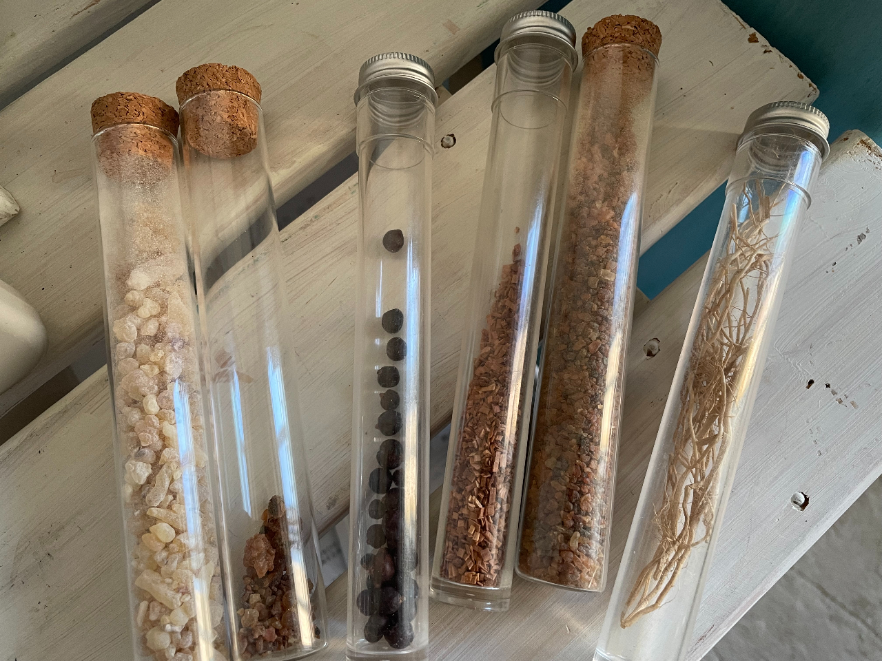 精油になる前の植物の状態です。香りのある部位は植物によって変わります。葉、花、茎、根っこ、樹脂、樹皮、果実、樹木の中心部分だったります。