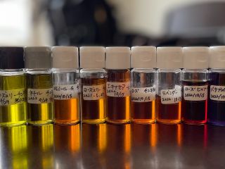 チンキ剤は植物によって成分が違うため、色も変わって抽出できます。比べてみるのも楽しい作業。