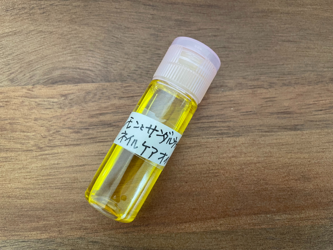 トドマツのロールオンを作成します。出先の気分転換に手に塗ったり、耳の後ろや手首にコロコロしてみましょう。