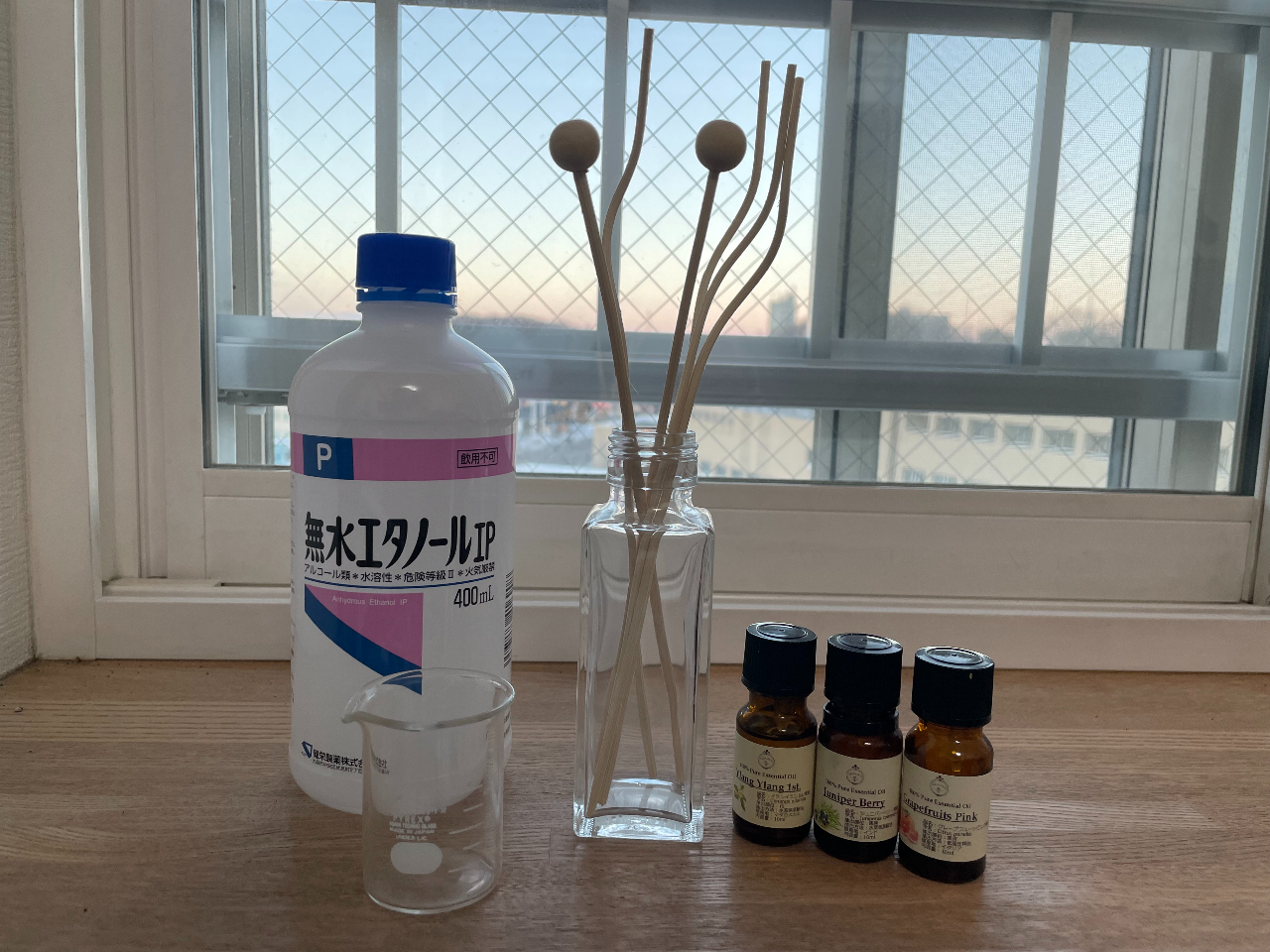 自宅で簡単に作れるデュフューザーです。今回は森の香りで作ります。