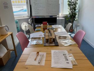 最大6名収容できアットホームな環境です。その場で質問ができるのでオンラインにはない空気感があります。私もお一人お一人と向き合って話を進めたいのでリアルがよし。