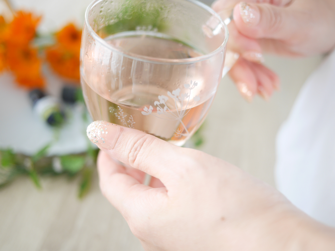 植物によってはキク科アレルギーに注意が必要だったり、飲んでいる薬によってはハーブティーを飲むことにより厳弱だったり増強されたりするので注意が必要です。