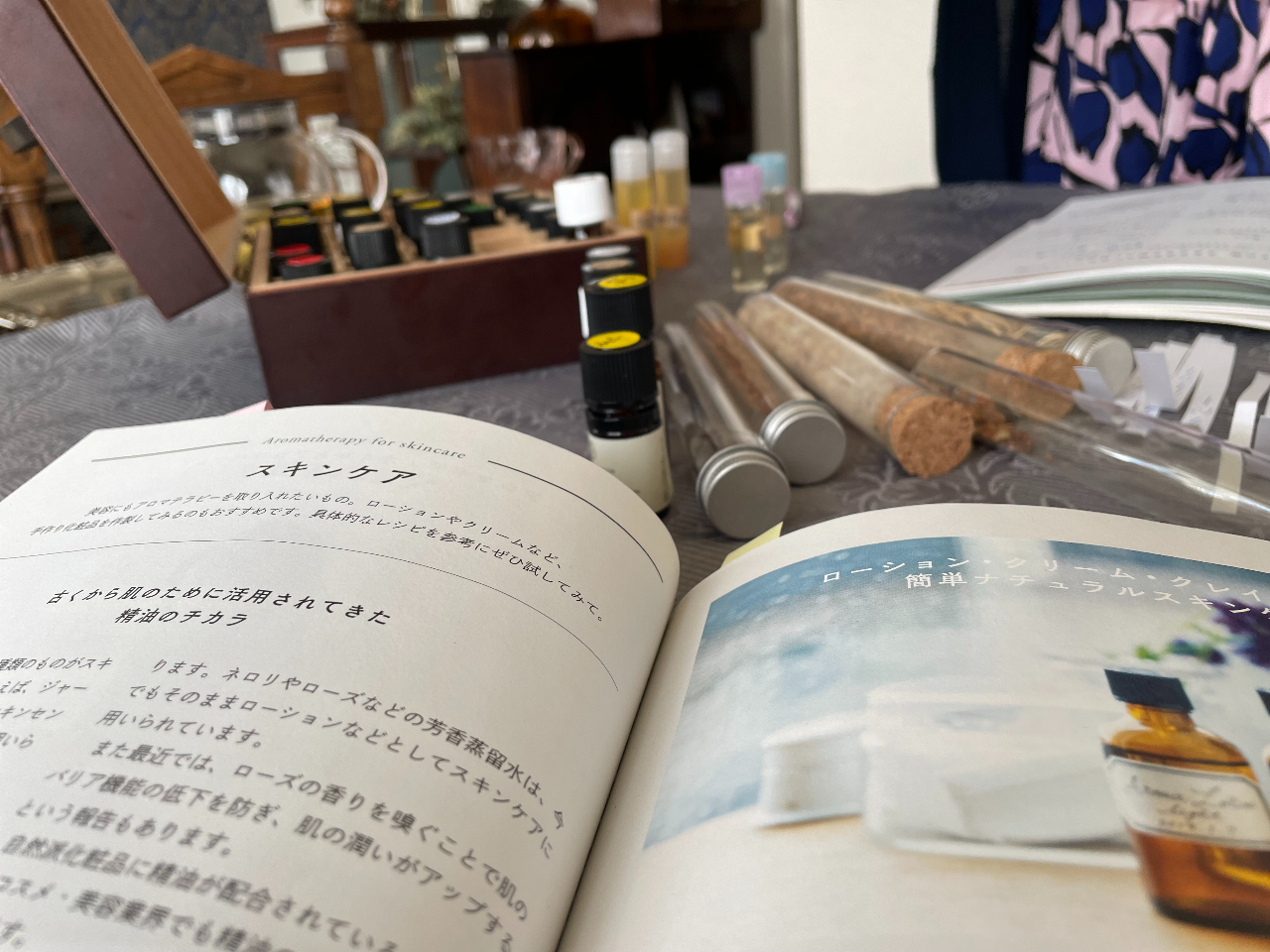 一つ一つ香りを確かめて、好きな香りを見つけるのも楽しみの一つです。時には植物そのものを用意していくこともあります。