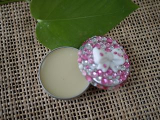 グランディングバームはホホバオイルとシアバターを混ぜ、そこに好みの精油を加えて出来上がり!簡単にできるのも嬉しいポイント。