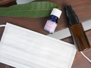 鼻・喉スッキリミストは抗菌・抗ウイルス・炎症鎮静・粘膜保護のハーブや精油を組み合わせるのがポイントです。