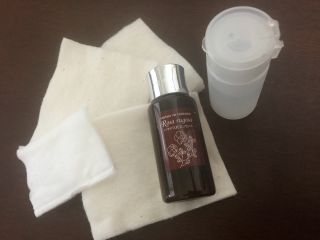 ラベンダーの蒸留水の冷湿布剤は、炎症を鎮め、心と体をリラックスさせる作用があります。まぶたの上にのせるだけで、目元のほてりや不快感がすっと和らぎます。