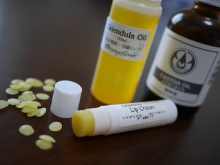 ベンゾインのリップクリームを作ります。ベンゾインの甘い香りがストレスを緩和してくれます。