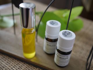 ハリ・潤い美容液を作ります。植物油に精油を入れるだけ。化粧水、乳液の後に2?3滴を塗るといいでしょう。目尻や乾燥が気になる部分に!