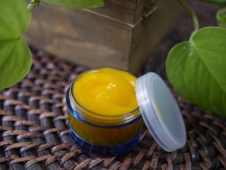 シアバター入りのバームを作成します。シアバターには保湿作用や紫外線防止作用があります。