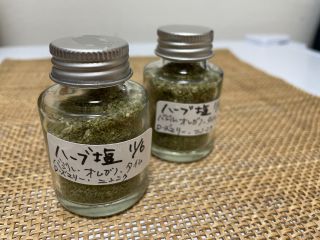 ハーブソルトはローズマリーの粉末の他に、バジル、オレガノ、タイムを入れて作ります。