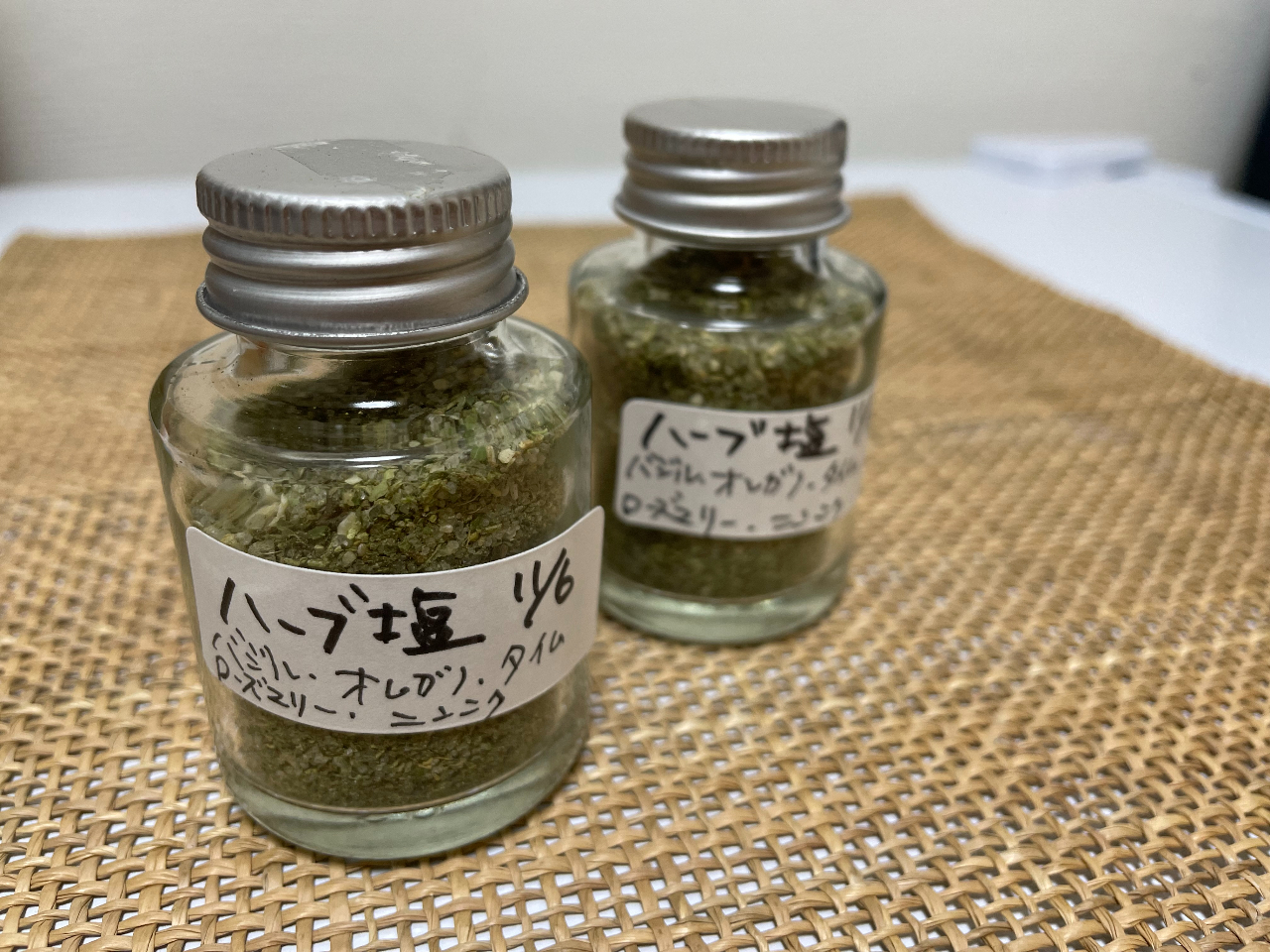 �n�[�u�\���g�̓��[�Y�}���[�̕����̑��ɁA�o�W���A�I���K�m�A�^�C�������č��܂��B