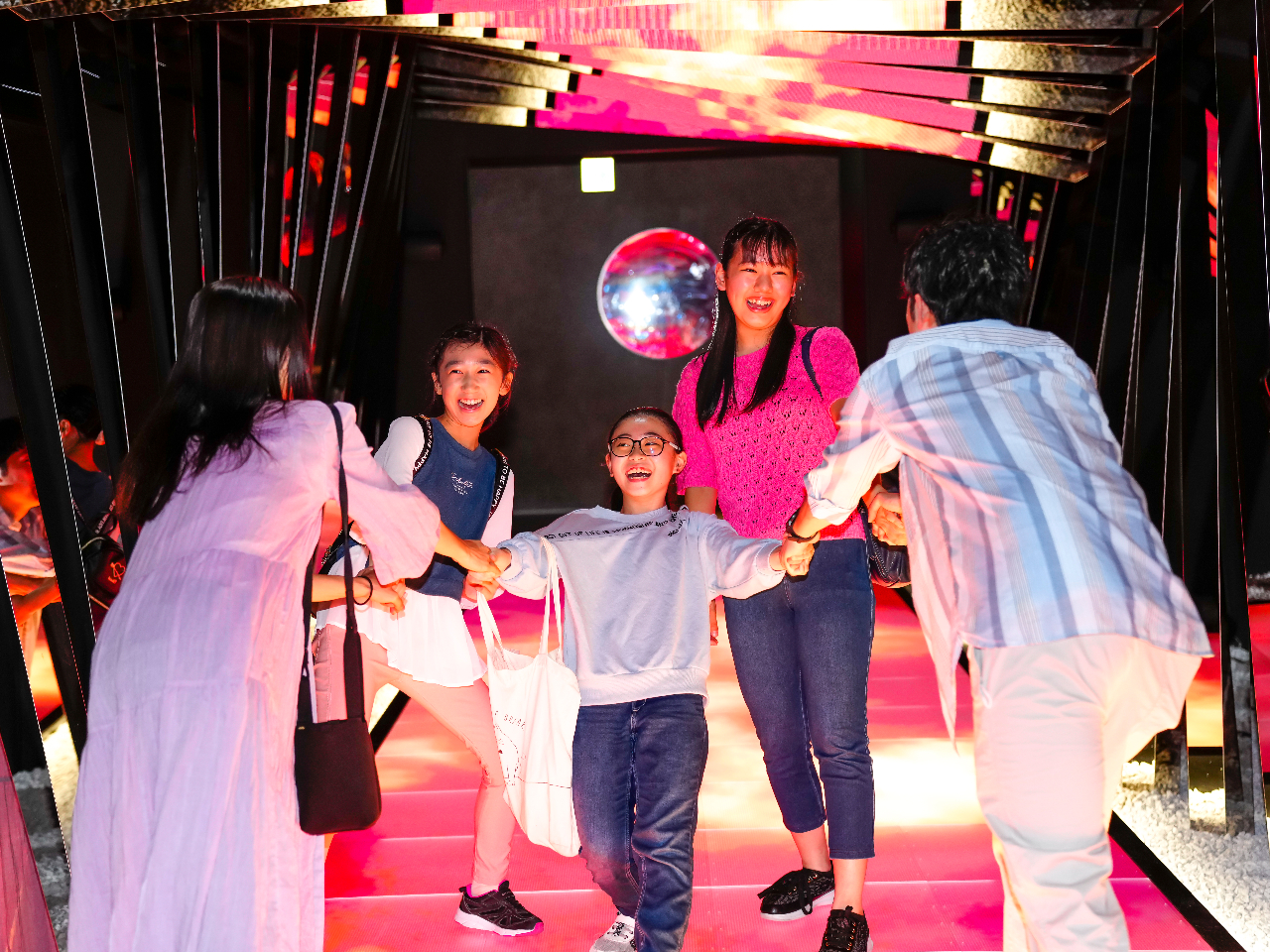 『RED° TORII』入場ゲートを通ると連なる鳥居をイメージしたデジタルの通路がお出迎え!