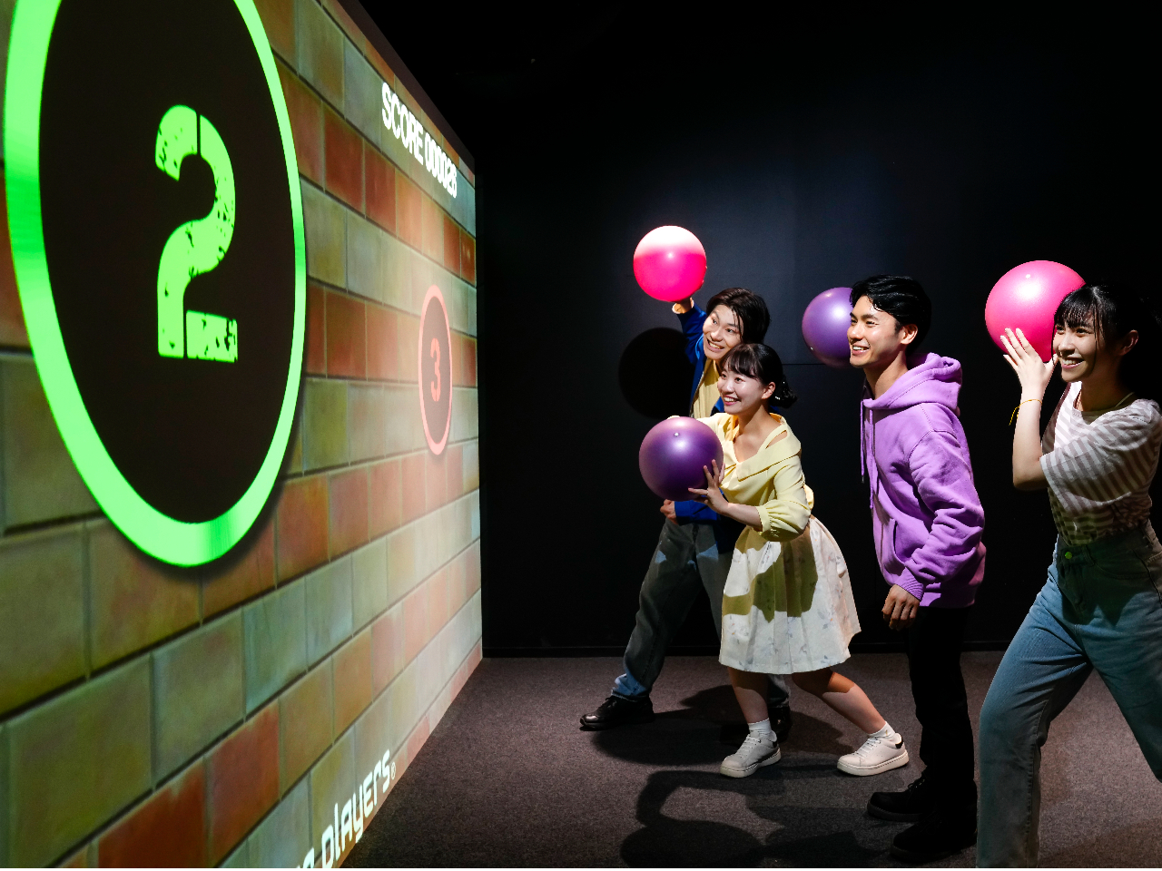 �wCYBER PLAYERS�x�{�[���𓊂��ĕǂɏo�Ă��鐔�����ɓ��Ă悤�I