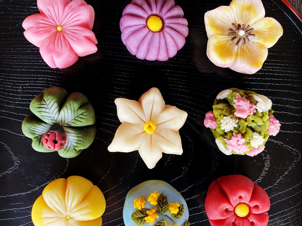 和菓子の中でも練り切りは祝儀やお茶席で使う上生菓子です。四季折々の日本の美や伝統文化を学び、築85年の古民家でお抹茶を点てて召し上がって頂くことができます。