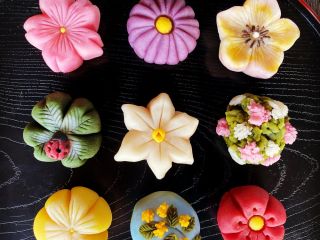 和菓子の中でも練り切りは祝儀やお茶席で使う上生菓子です。四季折々の日本の美や伝統文化を学び、築85年の古民家でお抹茶を点てて召し上がって頂くことができます。