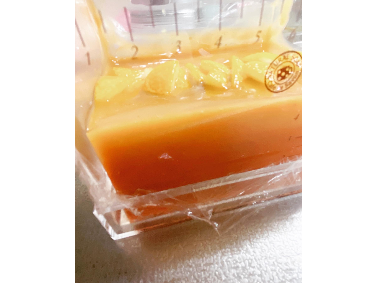 石鹸生地は型に入れて保存します。