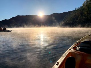 気温が下がる秋から初冬にかけては、名物の毛嵐を見ることもできます