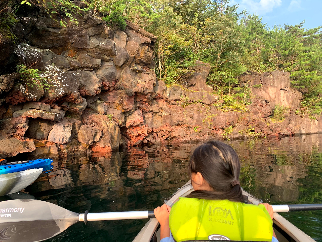 対岸の溶岩帯に反射する朝陽の美しさは格別