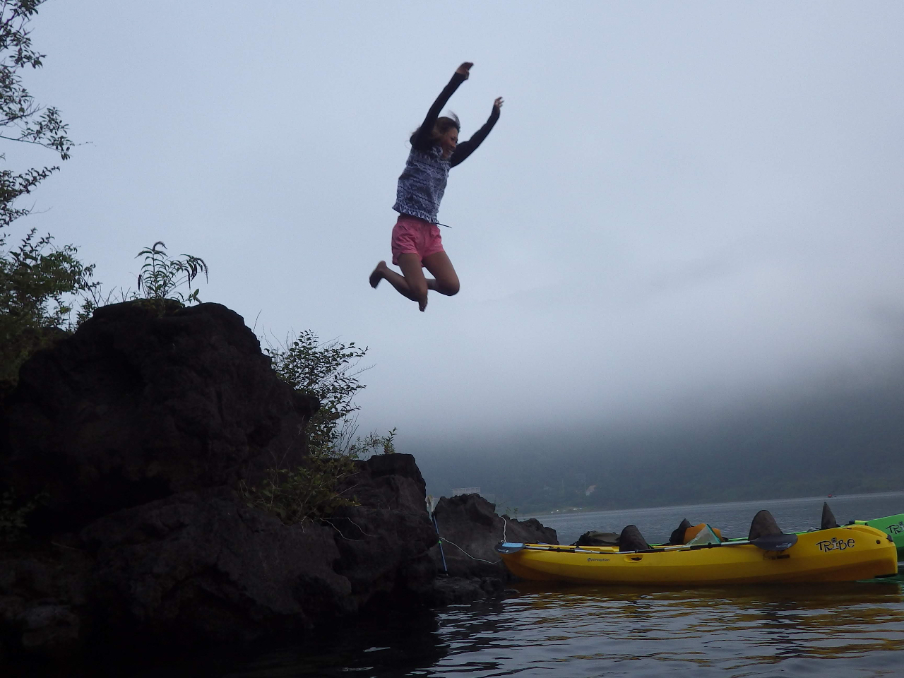 夏には対岸の溶岩帯から湖にダイブ!