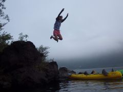 夏には対岸の溶岩帯から湖にダイブ!