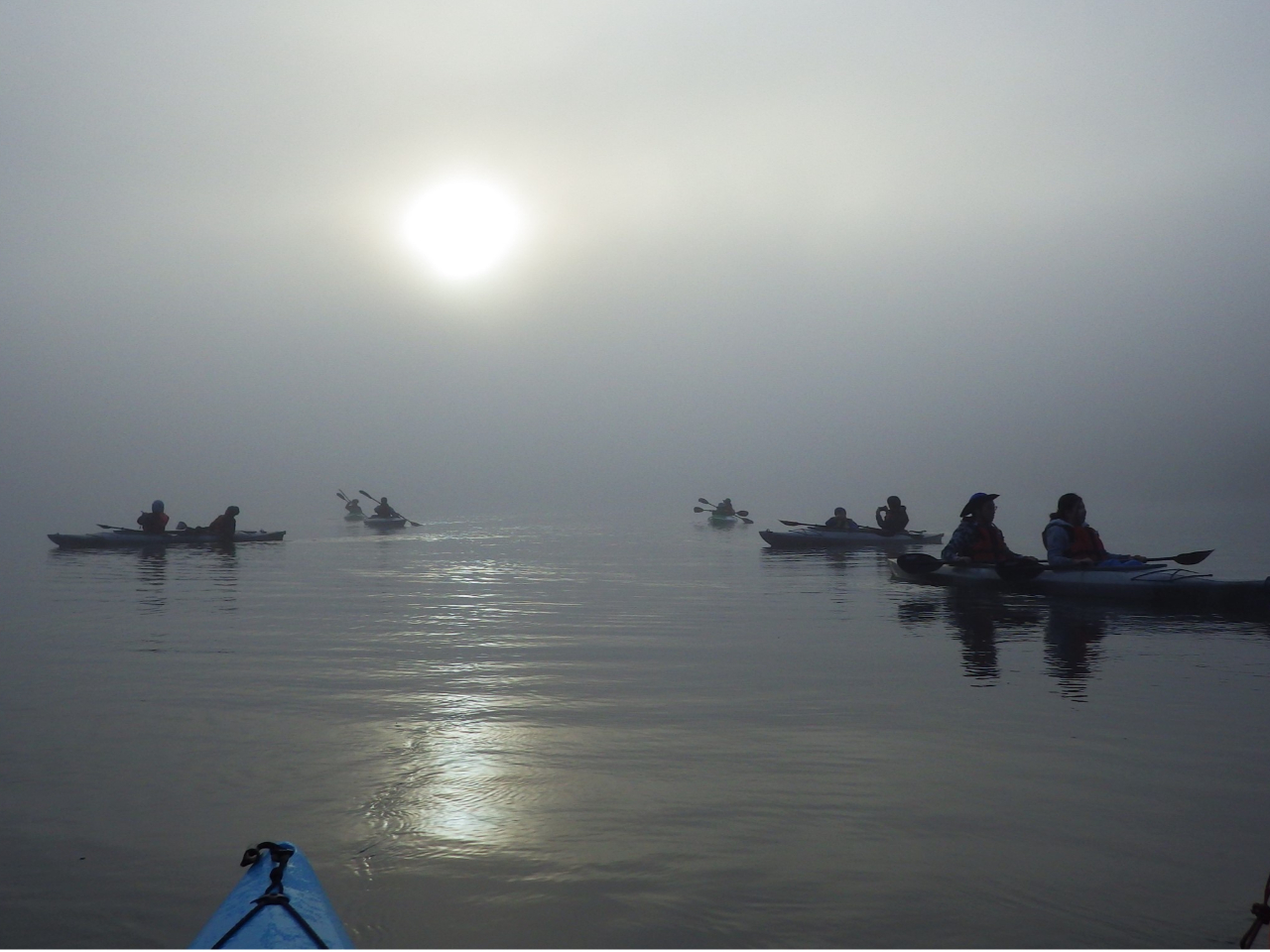 靄の中で幻想的な朝陽