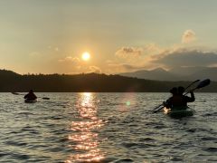 夕陽に向かって漕ぎ出す