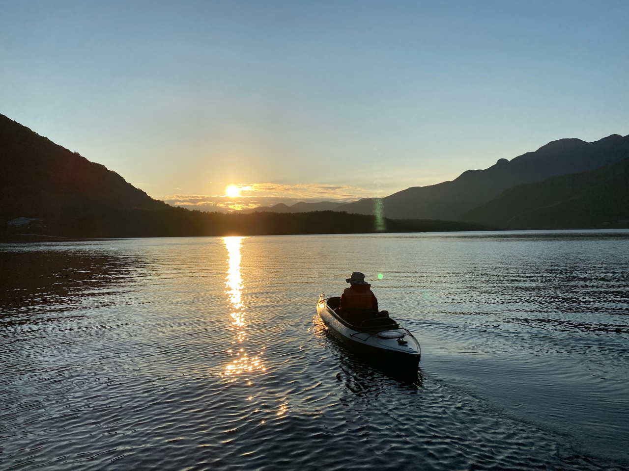 湖面に一条の黄金の光