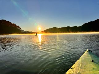 季節によっては真正面に昇って来る美しい朝陽に向かって漕ぎ出します。 湖面に映る逆さ富士も見どころ。