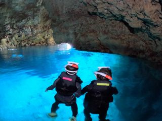 【絶景を見に行こう!】シュノーケリングならではの、水面の青色!しっかりレクチャーして泳ぐので初めての方でも気軽に楽しめます^^