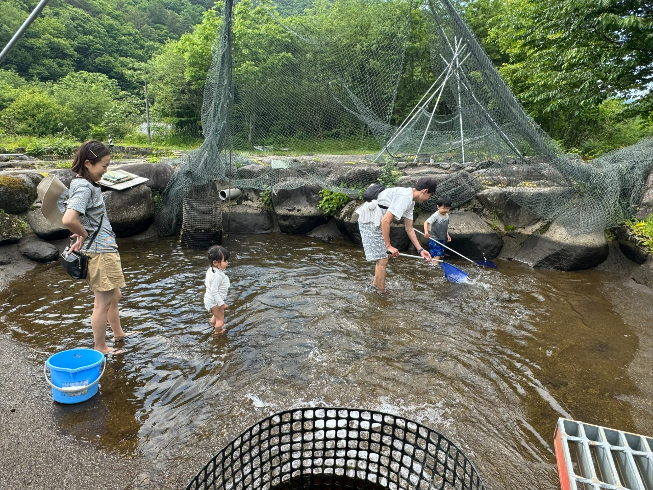 【新くるみランド】釣り堀池でつかみ取り体験