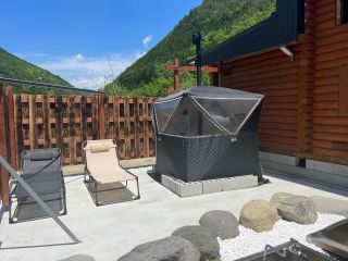 個室貸し切りサウナ、薪ストーブ・ロウリュー・癒しの空間・水風呂・テント