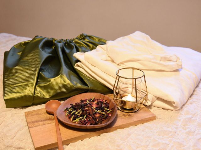 ガウンは2種類から選べます。保温性の高いガウンは汗をかきたい方、天然麻のガウンは少し香りが抜けてテント内も良い香りに包まれます。肌が弱い、暑がりの方にもおすすめ