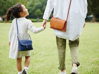 毎日使える自分だけのバッグを作ろう! 大関鞄工房では本革を使ったバッグ作り体験ができます。 "世界で1つしかないショルダーバッグ" 作りに挑戦してみてください。