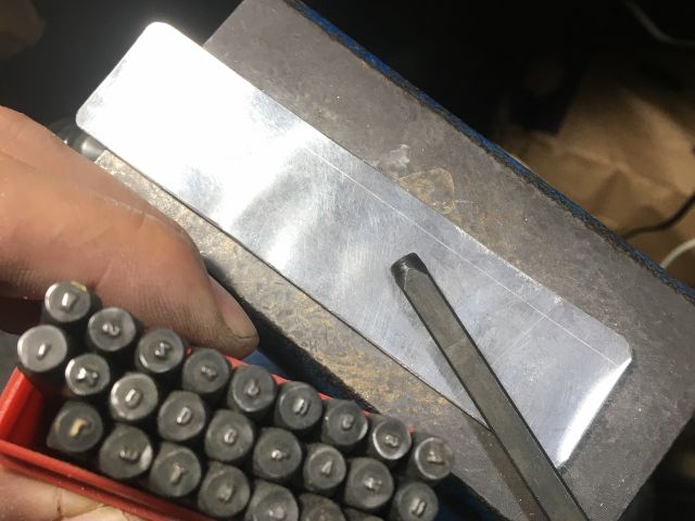 刻印は1つずつ打ちます。手作業なので、ズレも出来ますが、手作り感も出て好評です。^_^