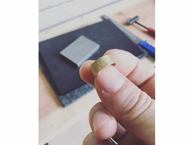 幅5mm程度に切り取った真鍮板に、金づちで模様をつけていただきます。