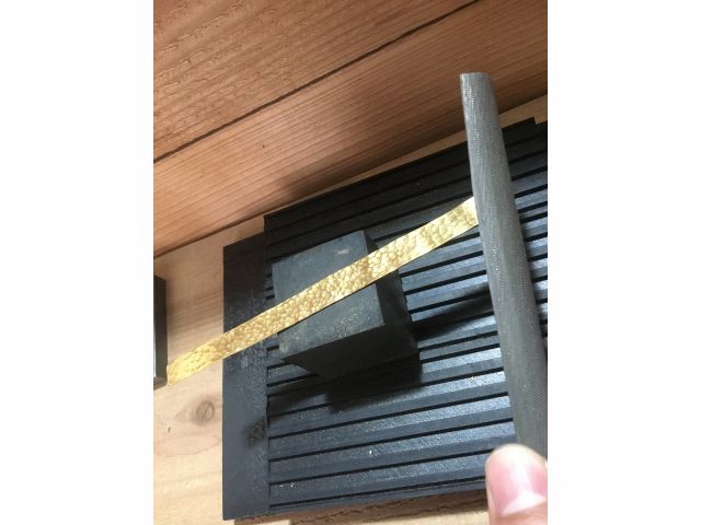幅10mm程度に切り取った真鍮板の角をヤスリで研磨していただきます。