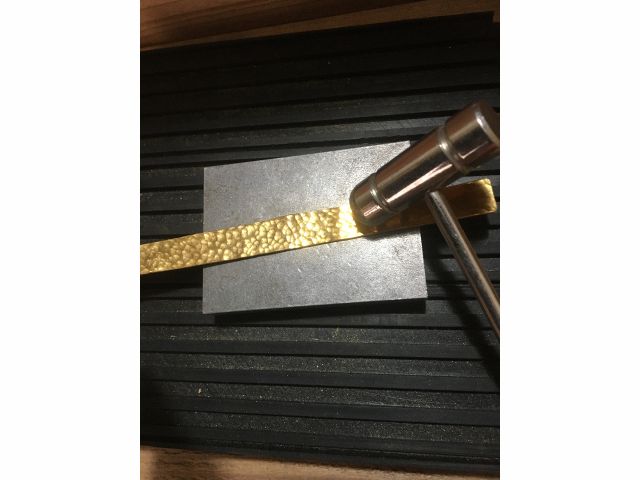 真鍮板に、金づちで模様をつけていただきます。