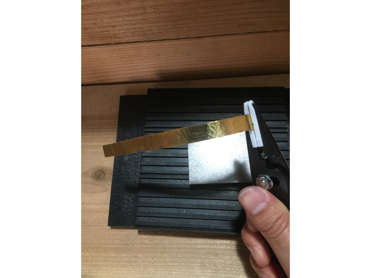 ペンチでバングル状に曲げて頂きます。