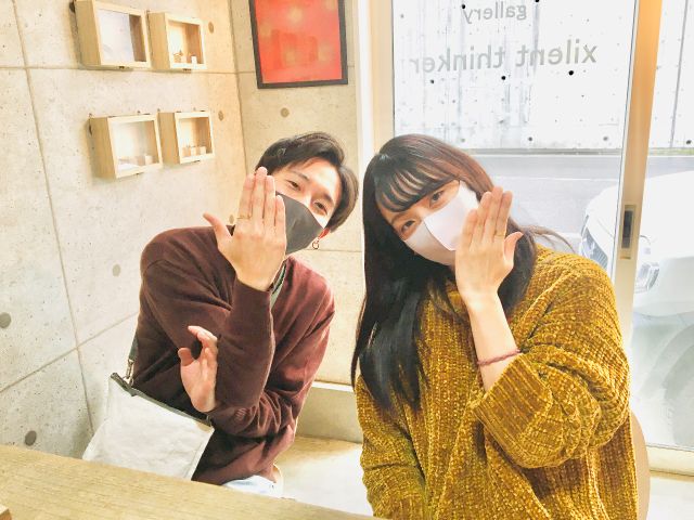 カップルでご来店頂きました!金槌で真鍮板を叩くのが楽しみだったとの事です!^_^