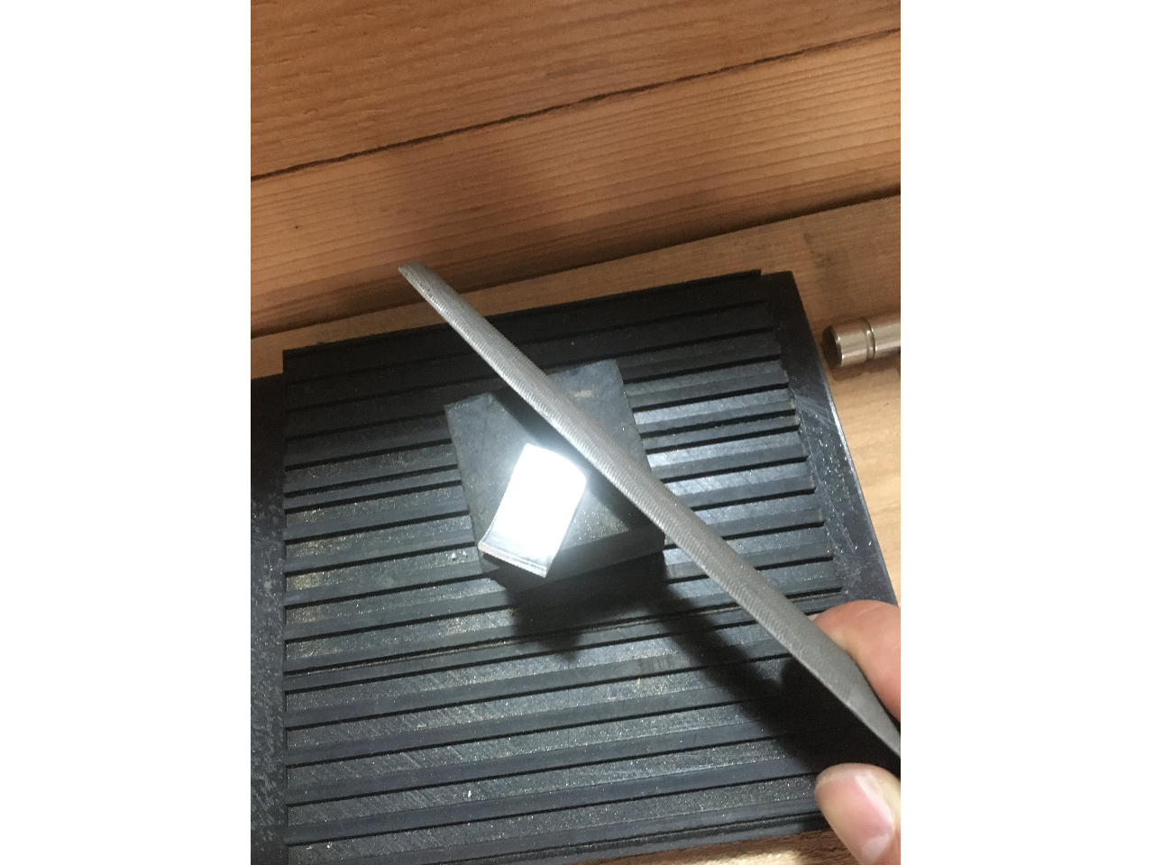 切り取ってあるアルミ板の角をヤスリで研磨していきます。