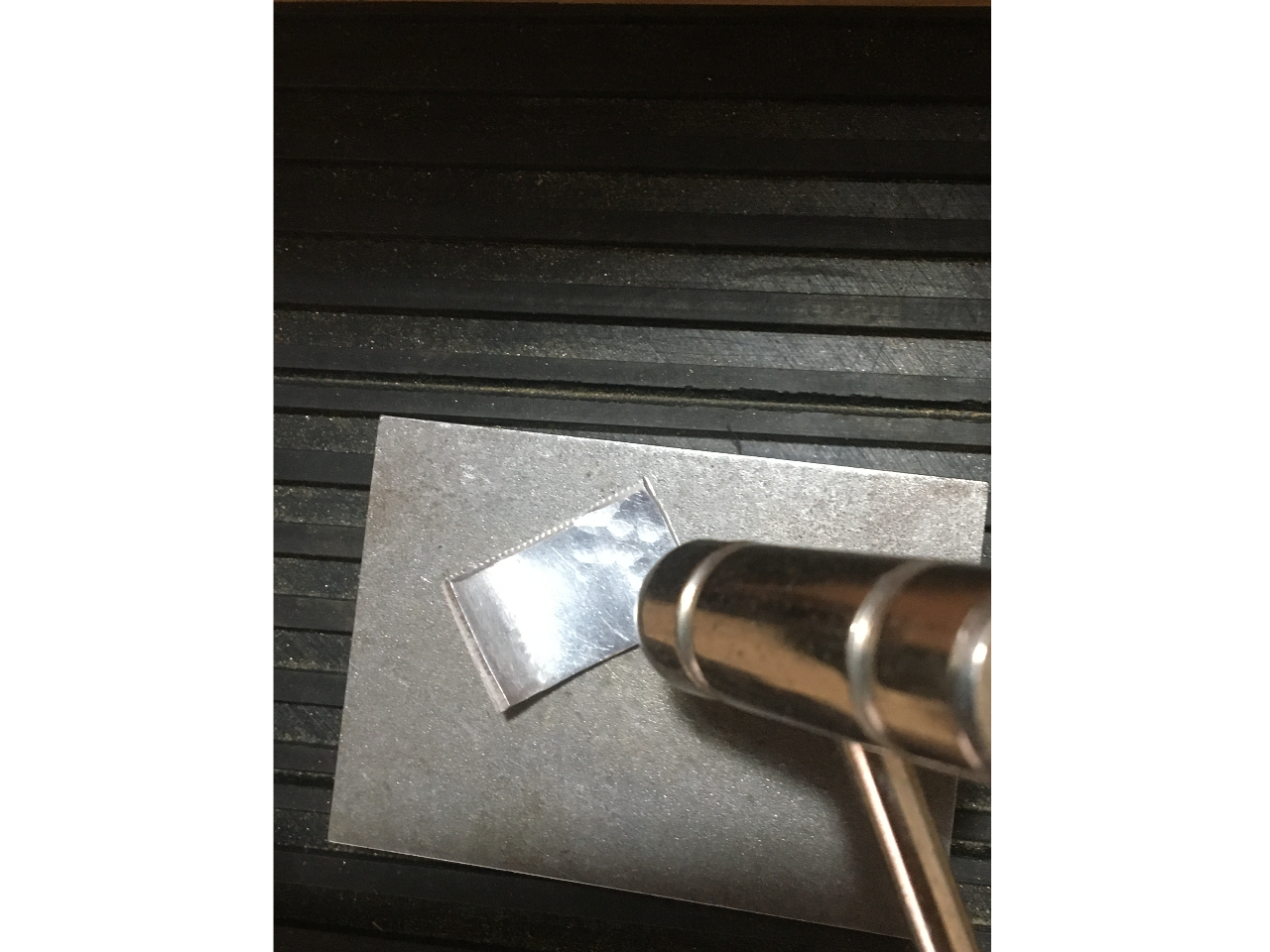 金槌で模様をつけていきます。