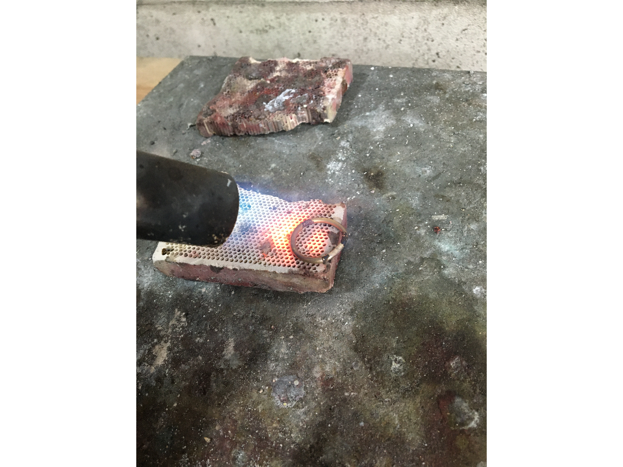 バーナーを使用したロウ付けです。スタッフが行うこともできます。心配事は何なりとお申し付けください。