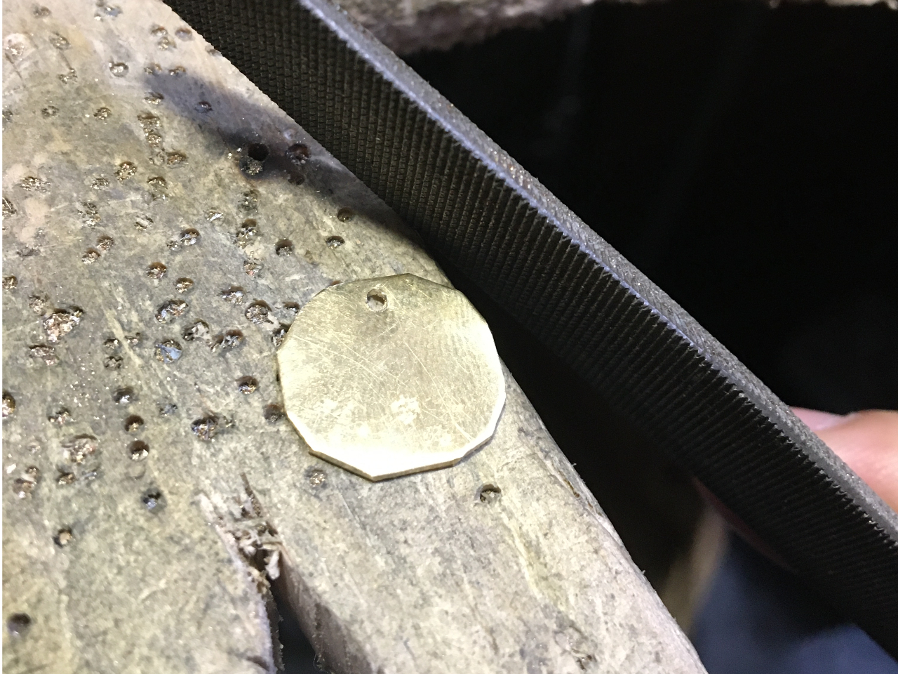 切り取ってある真鍮板の角をヤスリで研磨していきます。