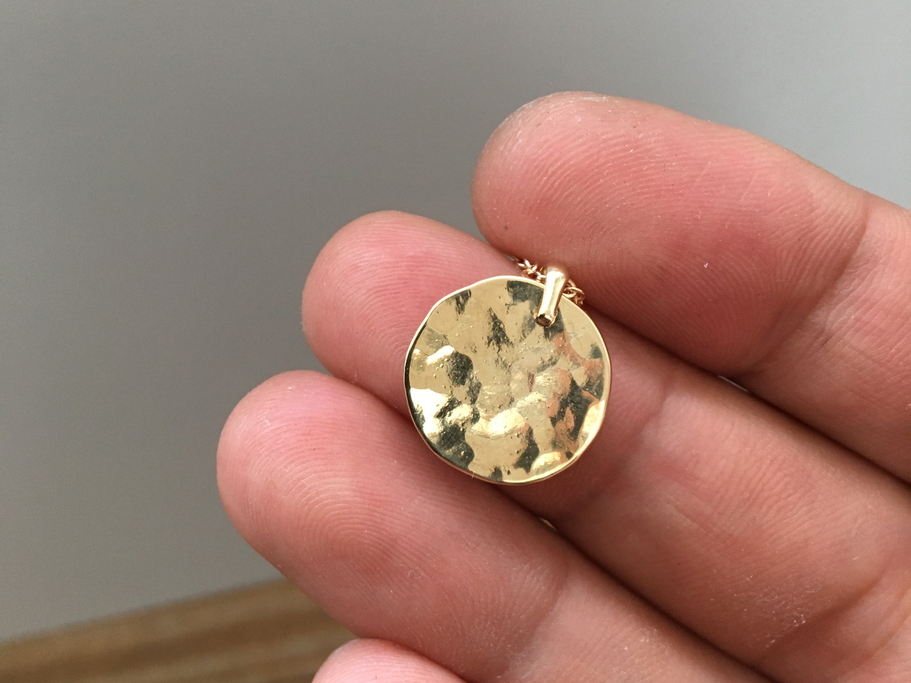 直径1,5cm程度です。チェーンは40cm前後(別売りで500円です。)