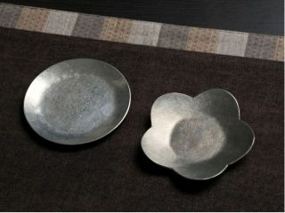 【錫のお手塩皿】は、約9cmの丸いお皿。【錫の花小皿】の写真は 「梅」、他に「桜」と「桔梗」が選べます。食器としても、アクセサリートレイなどにいかがでしょう。