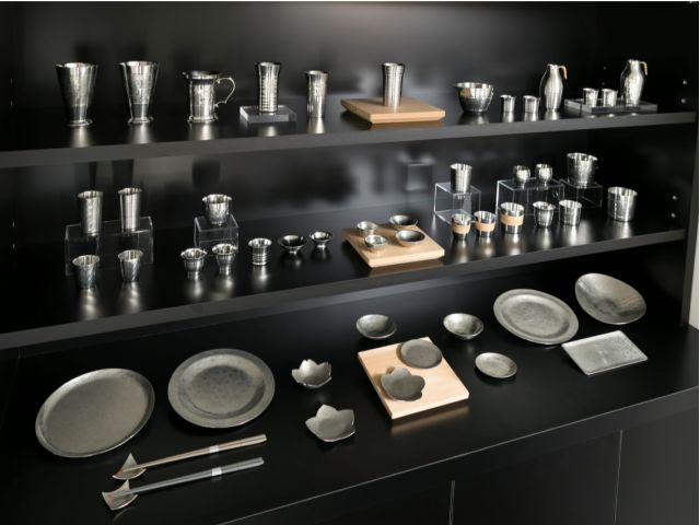 普段は、様々な錫製品を、手作業で製作している錫師が担当します。