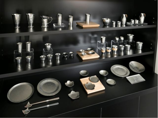 普段は、様々な錫製品を、手作業で製作している錫師が担当します。