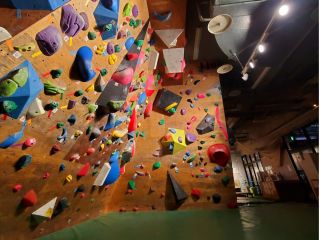 リラックスした雰囲気の店内でボルダリングを楽しめます