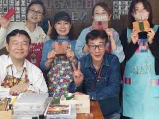 【Leatherbien クラフトカフェ】EC販売もしているレザークラフトの工房で、カフェ形式の教室を開講しております! お気軽に革工芸をお楽しみいただけます。